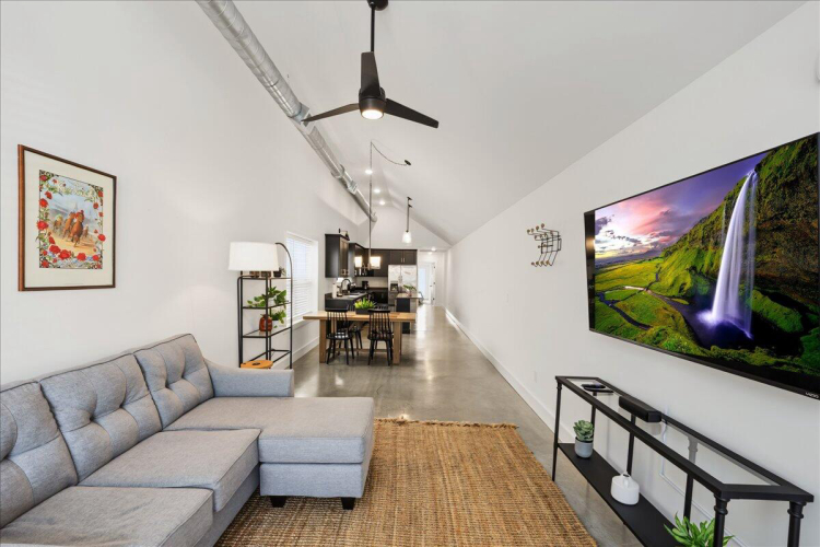 Listing Image 5