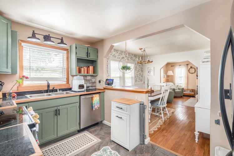 Listing Image 12