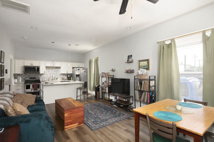 Listing Image 10