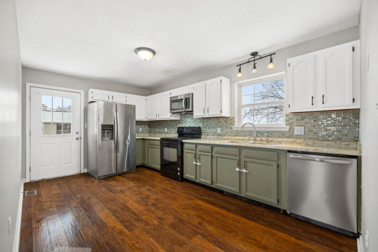 Listing Image 6