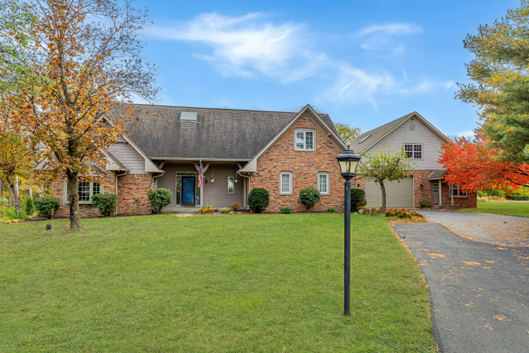 1058 S Country Lane Greenfield, IN 46140 | MLS 21950184