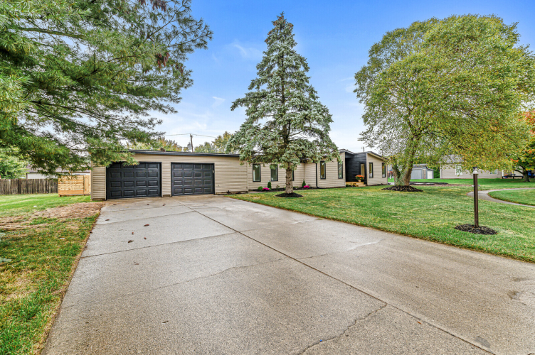 1212  Hickory Drive Shelbyville, IN 46176 | MLS 21950265