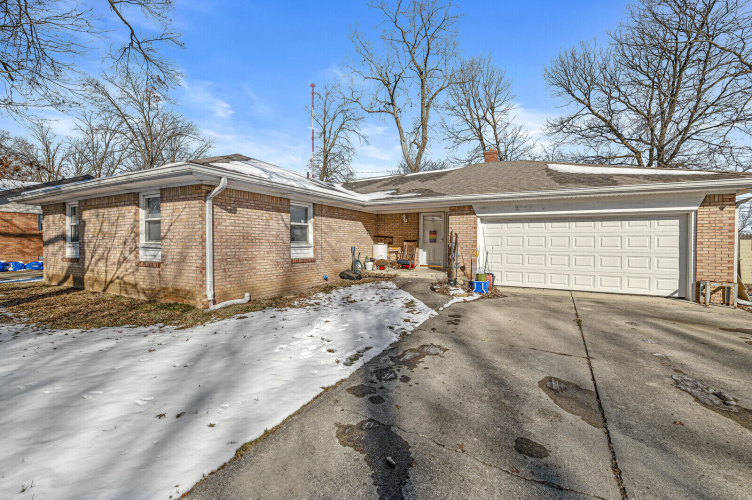 8628 E Skyway Drive Indianapolis, IN 46219 | MLS 21964794