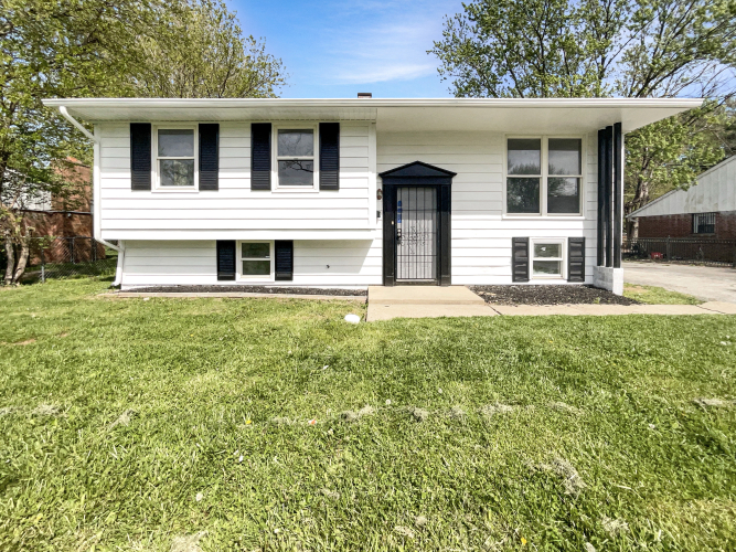 3949  Eisenhower Drive Indianapolis, IN 46254 | MLS 21975506