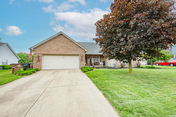 6024 E Pioneer Place Columbus, IN 47203 | MLS 21977838