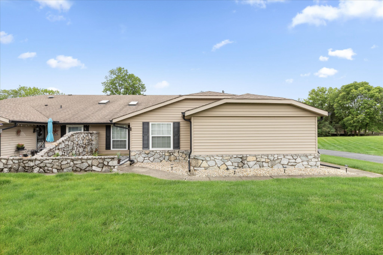 1001  Paradise Court Greenwood, IN 46143 | MLS 21979838