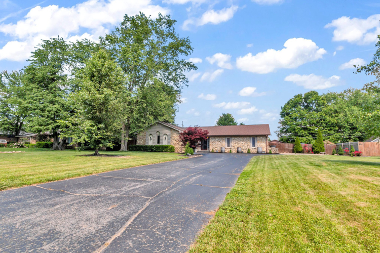 1411 S Highland Drive Franklin, IN 46131 | MLS 21980031