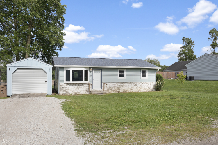 657  Clifty Drive Columbus, IN 47201 | MLS 21980990