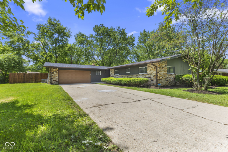 8816  Holliday Drive Indianapolis, IN 46260 | MLS 21982595