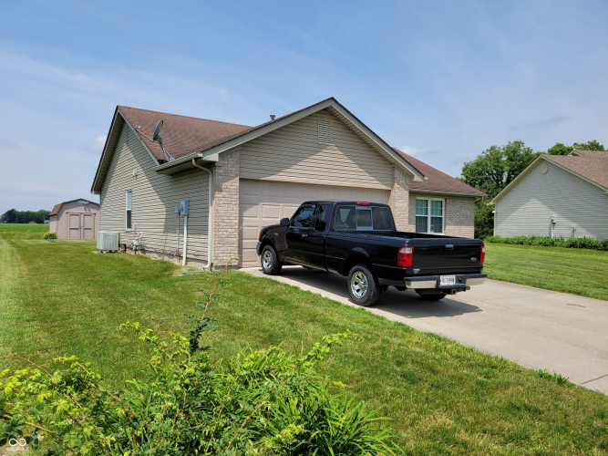 1096  Bumblebee Way Greenfield, IN 46140 | MLS 21983385