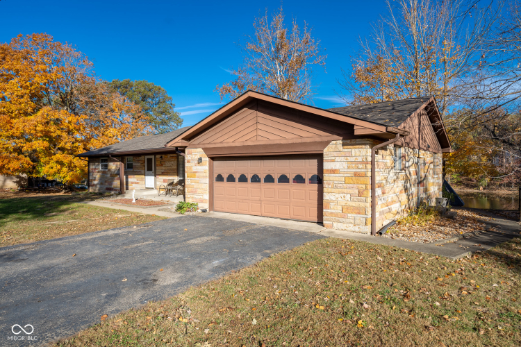 4242  Lakewood Court Clayton, IN 46118 | MLS 21988102