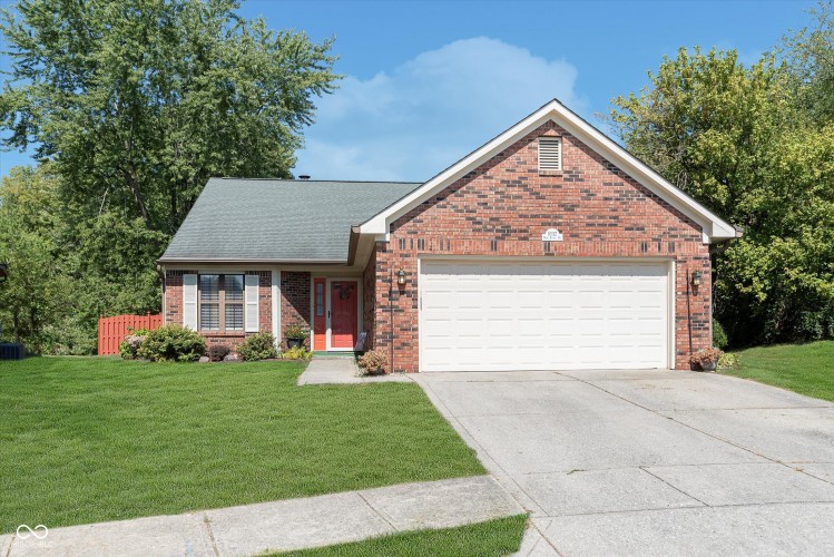 10112  Park Royale Drive Indianapolis, IN 46229 | MLS 21992150