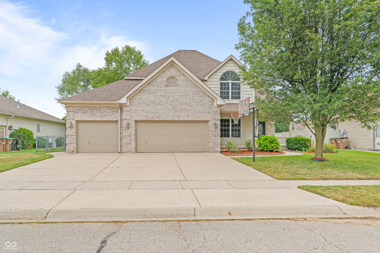 2058  Iroquois Trail Columbus, IN 47203 | MLS 21993077