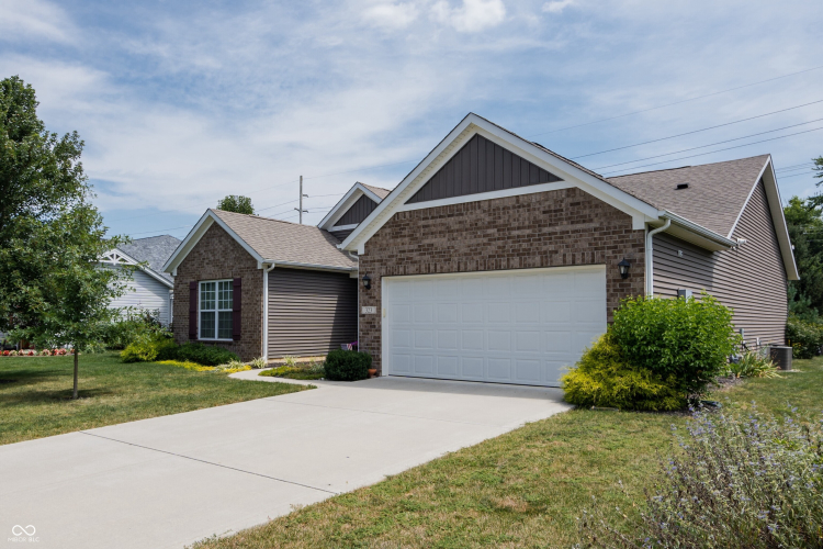 323  Entrance Hall View  Greenwood, IN 46142 | MLS 21995874