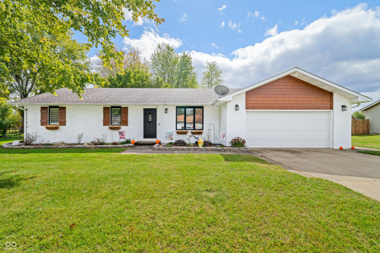 5419 E Broadmore Drive Columbus, IN 47201 | MLS 22007164