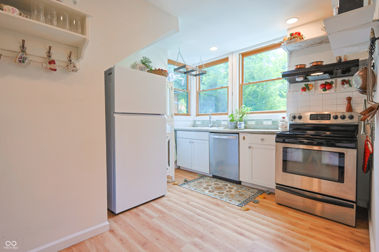 Listing Image 11