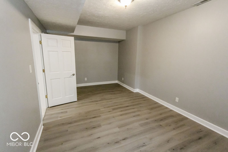 Listing Image 102