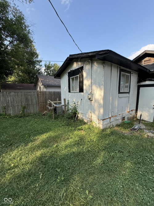 Listing Image 4
