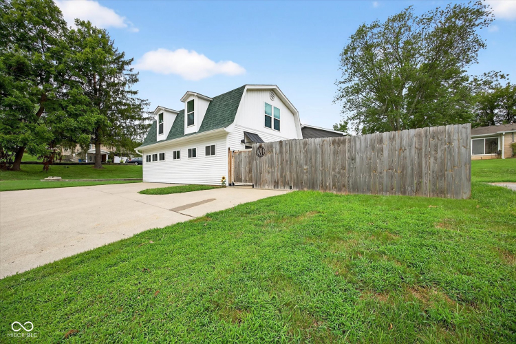 Listing Image 4