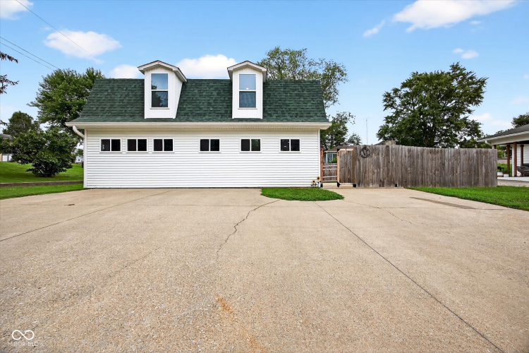 Listing Image 5