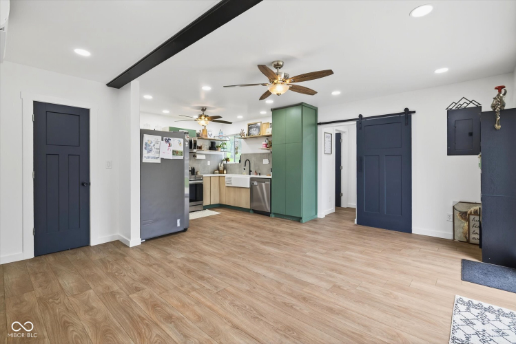 Listing Image 8