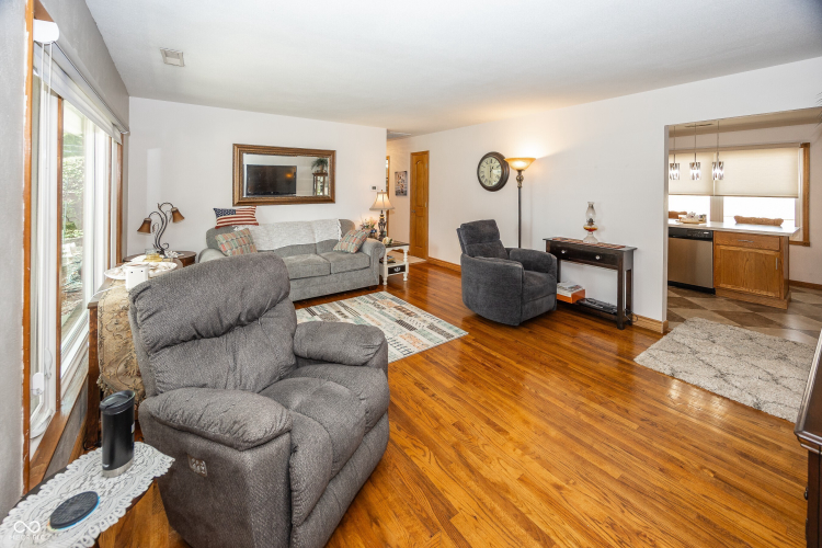 Listing Image 4