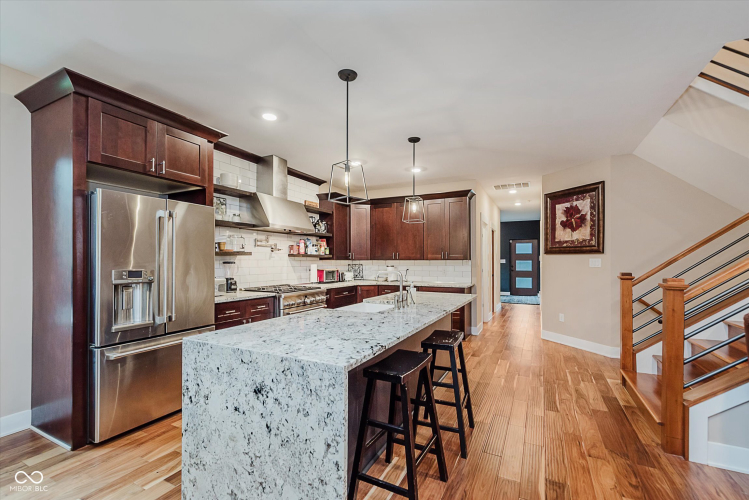 Listing Image 10