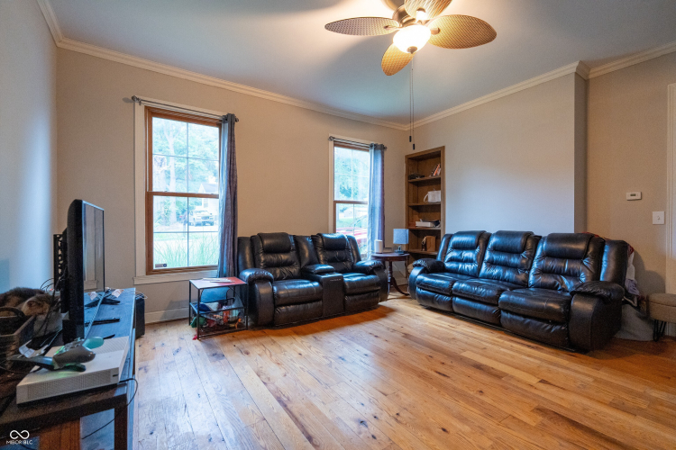 Listing Image 4