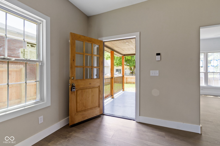 Listing Image 4