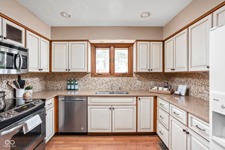 Listing Image 12