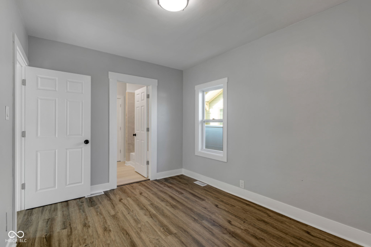 Listing Image 18