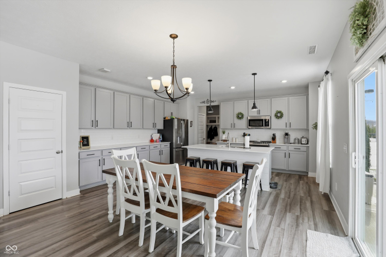 Listing Image 12