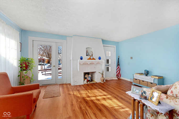 Listing Image 4