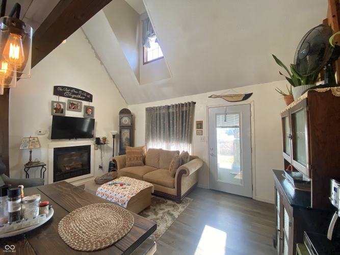 Listing Image 9