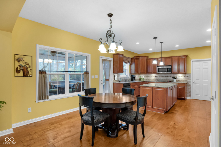 Listing Image 8