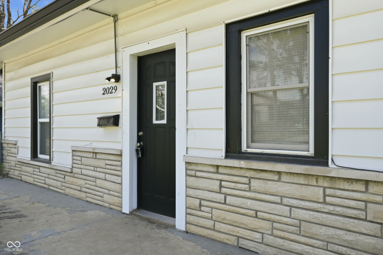 Listing Image 4