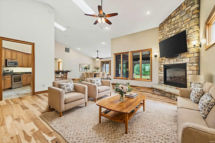Listing Image 10
