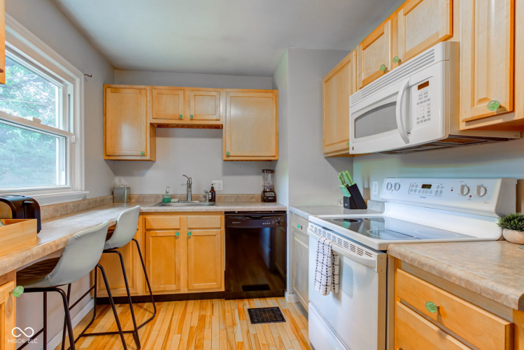 Listing Image 12