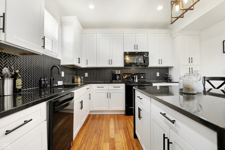 Listing Image 12