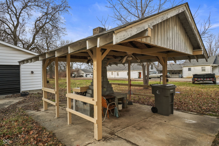 Listing Image 4