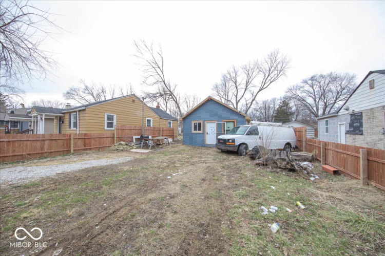 Listing Image 4