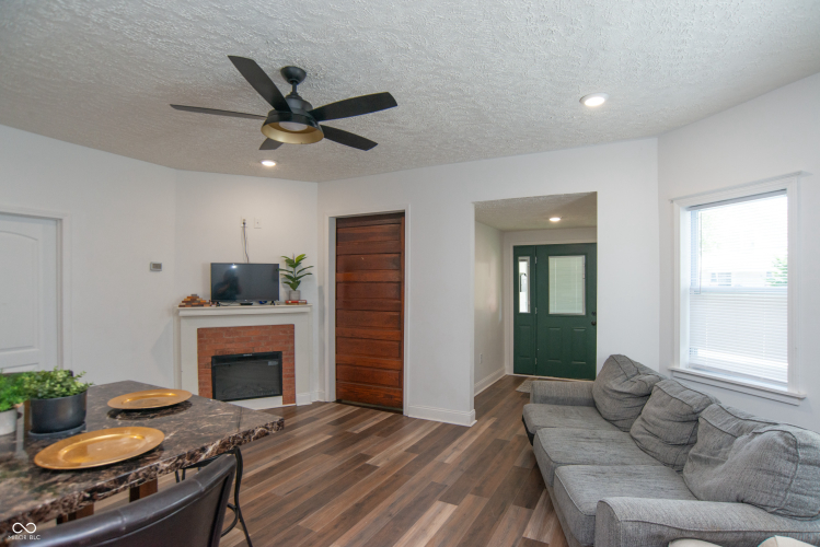 Listing Image 8