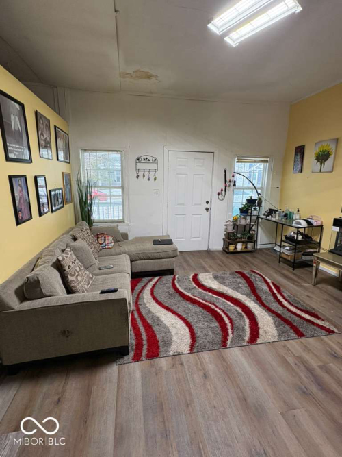 Listing Image 8