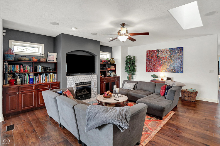 Listing Image 11