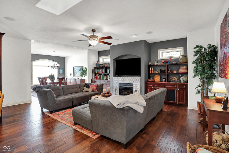 Listing Image 12