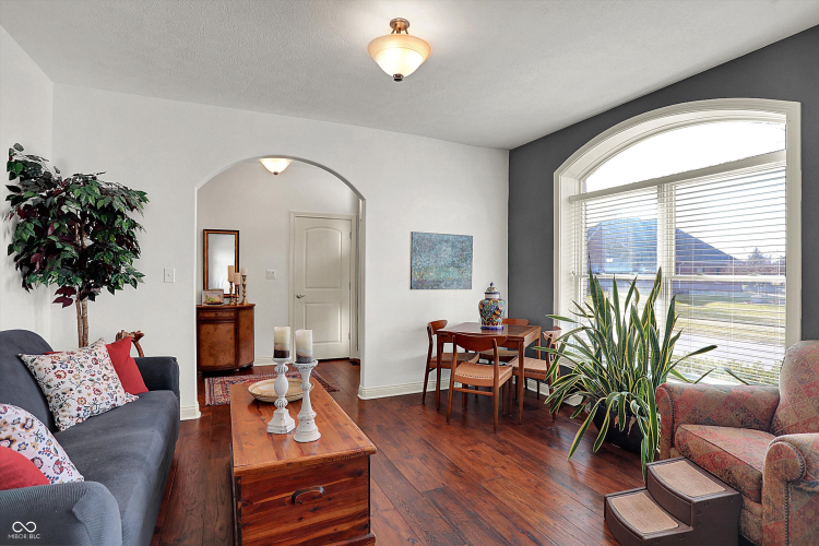 Listing Image 4
