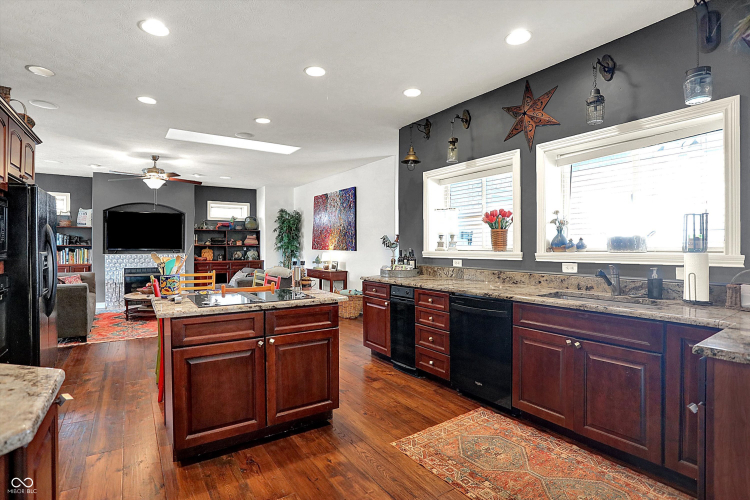 Listing Image 10