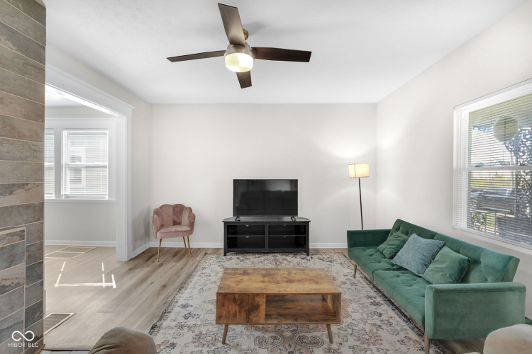 Listing Image 11