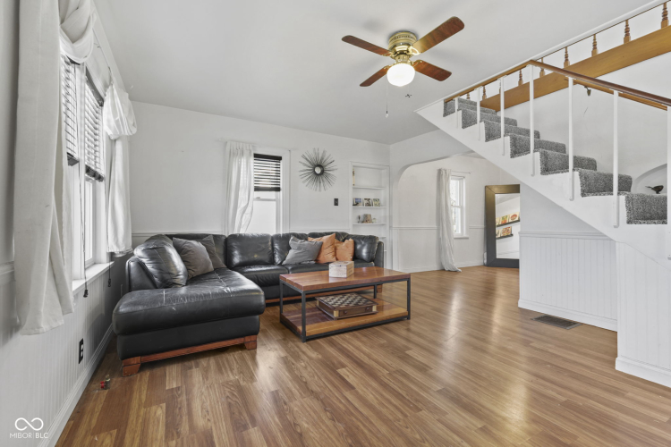 Listing Image 4