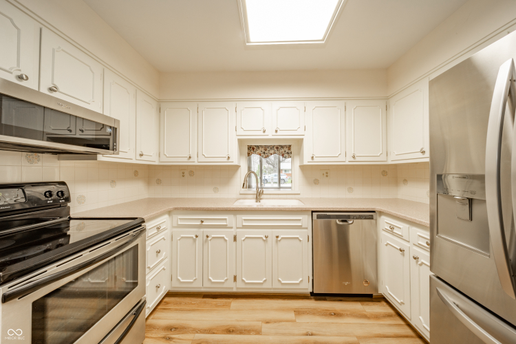Listing Image 12